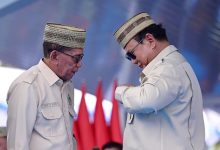 Presiden Prabowo terima lencana. (setneg.go.id)