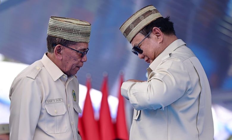 Presiden Prabowo terima lencana. (setneg.go.id)